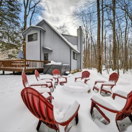 Private Pocono Retreat with Hot Tub and Fire Pit โรงแรมในThornhurst