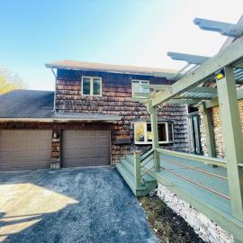 Longview Lake Getaway 4-Bedroom house, hotel di Lee's Summit
