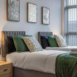 Modern 2-Bed Flat with Balcony and Free Parking - Ideal for Contractors