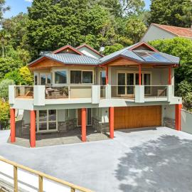 Stylish Group Getaway with views! Hot tub, Games Room, hotel in Whangarei