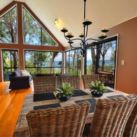 Private Luxury Island Retreat with Panoramic Bay Views, Hotel in Macleay Island