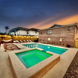 Sleeps 22, 2min Walk To The Beach, Heated PoolSpa, hotel in South Padre Island