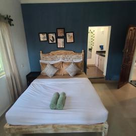 Standalone 4 Bedroom House, Bora-Bora Beach 15 min walk, hotel em Morjim