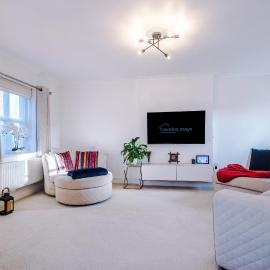 Driveway Stylish 3Bedroom Home in Middleton, hotel in Middleton