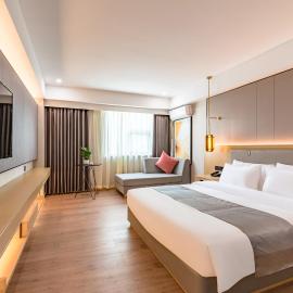 Jingzhou Weilai Hotel First People's Hospital Branch، فندق في Shashi