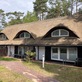 Inselglück unter Reet 100m zum Strand - Garten & Privatterrasse - Hund willkommen, hotel in Karlshagen