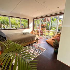 Pandora Cottage Beachfront, hotel in Raglan