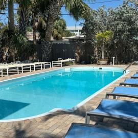 2bd 2ba Beachside E 3Min to Beach Pool!, hotel in Clearwater Beach