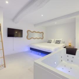 Eros Suite, Greek-style apartment with Jacuzzi