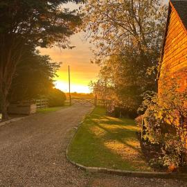 Country Cottage with moat, hotel in Ingatestone