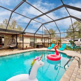 Exquisite Retreat with Heated Pool for 14 Guests, Pool Table Paradise!