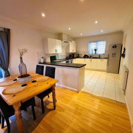 Modern home close to amenities and transport links: Wymondham şehrinde bir otel