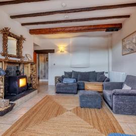 Cosy Lodge Getaway with Private Beach & Fireplace