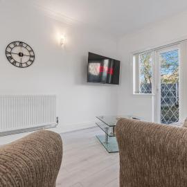 Cozy 3BR Group Stay in Solihull - Sleeps 6 - Convenient Parking, hotel in Shirley