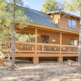 2 Mi to Fool Hollow Lake: Wooded Cabin w/ Fire Pit, hotel u gradu 'Show Low'