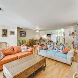 Main Street Red River Condo w/ Fireplace & Views!, hotel a Red River