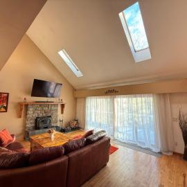 Waterville Estate chalet perfect for relaxing stays Access to Pool, Hot Tub, Gym: Campton şehrinde bir otel