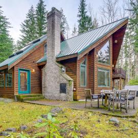 19 Mi to Slopes at Crystal Mtn: Getaway w/ Hot Tub, hotell i Enumclaw