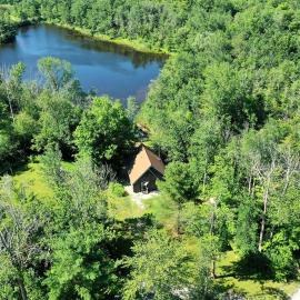 Little Longbow Lakefront Chalet, hotel a Becket