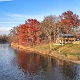 Riverfront Reset! Dells Cabin w/ Kayaks & Deck