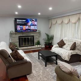 Adorable 3 private rooms- main with free parking, hotell i Toronto