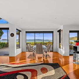 Stunning Beachfront Home - 15 minutes to Clevedon، فندق في Kawakawa Bay