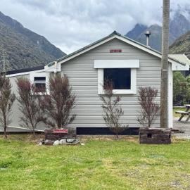 Rustic, Basic Cosy Alpine Hut, in the middle of the Mountains but near road & Railroad, hotel a Otira