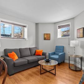 Modern 2BR Wi-Fi TV Off-Street, hotel in St. John's