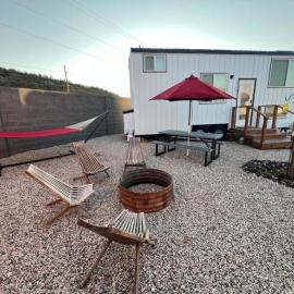 Tiny Home Lodge Near Zion and Bryce National Park Breathtaking Views Hot Tub, hotel in Apple Valley