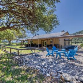 Frio Hills Hideaway, hotel in Leakey