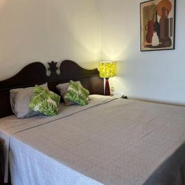 AYOUNAKA, Appartement cosy avec plage terrasse & piscine, hotel in Courcelles