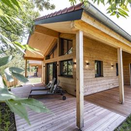 Komfortables ebenerdiges Chalet im Vital Camp Bayerbach, hotell i Bayerbach