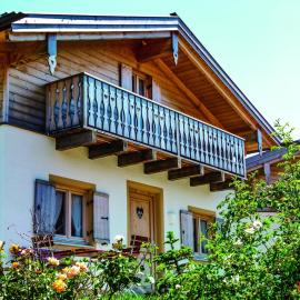 Komfortables Ferienhaus im Landhausstil im Vital Camp Bayerbach, hôtel à Bayerbach