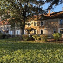 Gîte de charme avec jardin paisible à Souvigny - FR-1-489-583、Souvignyのホテル