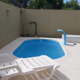 Casa com piscina no Laranjal