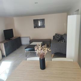 Cozy house, small garden and parking, train station on foot、Orgerusのホテル