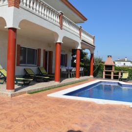 Vista Cunit es una gran casa con piscina, barbacoa、クベリャスのホテル