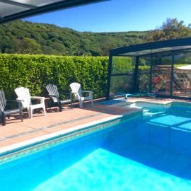 Simply the best ! 4 Min walk to Beach, Pubs, Restaurants, Shops, Heated Pool,Swim and relax whatever the weather, Hottub, Games room, 1 acre Garden, BBQ's,Free Parking, WIFI – hotel w mieście Portreath