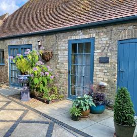 Finest Retreats - The Potting Shed at Island Hall, hotel in Godmanchester