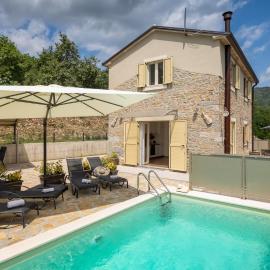 Rustic villa Casa Mavretici with pool in Motovun، فندق في Livade
