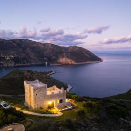 Taenarioum Antico - Mani Stone Tower with Sea View، فندق في Páliros