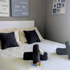Sunny 2 Bedroom Apartment with Rooftop Solarium and Golf Views VM84