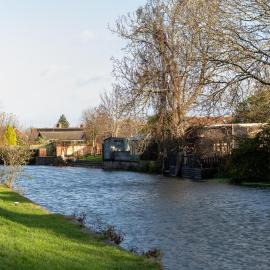 Spacious Canalside Cottage - Games Room - Dog Walks, hotel in Loughborough
