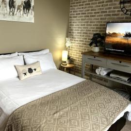 Cosy, Charming Apartment within 5 min walk of beach, train and shops, hotel in Llanfairfechan