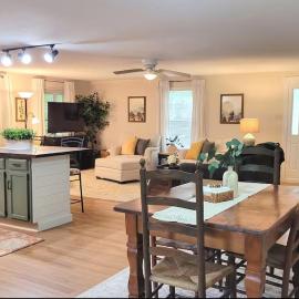 Walkable Pet Friendly Black Mountain Bungalow w Fenced yard, hotel in Black Mountain