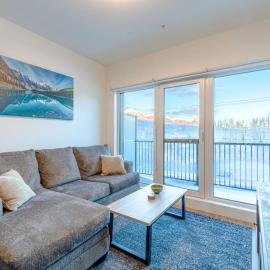 Modern 2BR in Golden w/ Stunning MTN Views!, hotel u gradu Golden