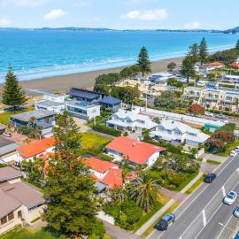 Orewa Beachside Escape - Backyard & BBQ, hotel in Orewa