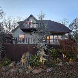 Emerald Point, Lakefront with Gorgeous Views, hotel v mestu McAlester