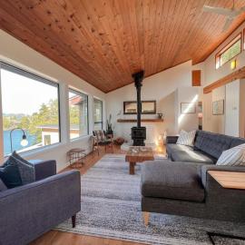 Marielles Lookout - Your Oceanfront Escape Framed by Forest & Waves