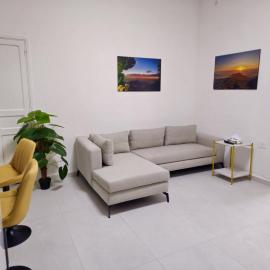 Cedar Shade - 1BR next to Rizk Hospital Ashrafieh, Hotel in Al Ashrafīyah